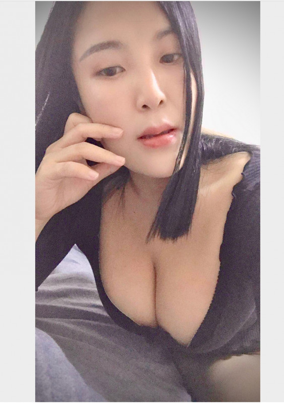 宝安区大新地铁A出口少妇